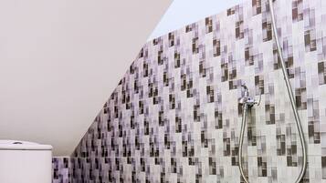 Quarto casal standard | Banheiro | Chuveiro, toalhas de banho