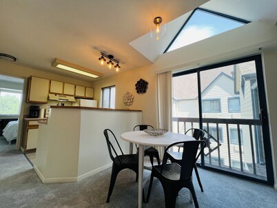 DTC One Bed Modern Gem, Pool, Gym, Comfort