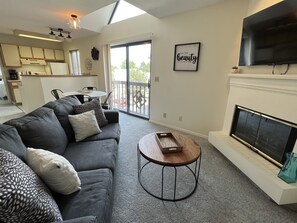 Smart TV, fireplace, offices - DTC One Bed Modern Gem, Pool, Gym, Comfort (Greenwood Village)