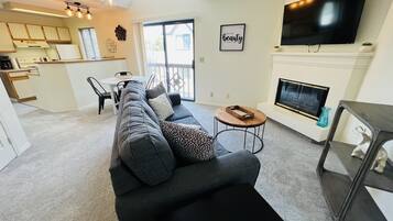 Smart TV, chimenea y oficina