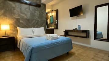 Habitación estándar | Cortinas blackout, tabla de planchar con plancha y wifi gratis