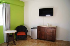 1 habitación, cortinas blackout y tabla de planchar con plancha 