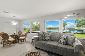 Een televisie en een kantoor