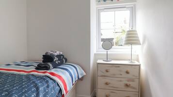 2 Schlafzimmer, individuell dekoriert, individuell eingerichtet