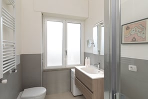 Een douche, een haardroger, handdoeken