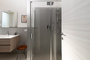 Een douche, een haardroger, handdoeken