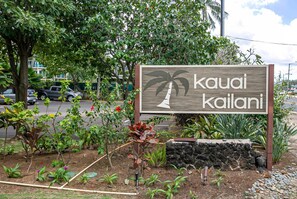 Property grounds - Comfort and Convenience Cozy 2-Bedroom Condo with A/C Pools and Beach Access (Kapaa)