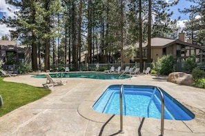 A heated pool - Gorgeous townhome located in the heart of town near shuttle (Mammoth Lakes)