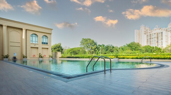 Una piscina al aire libre