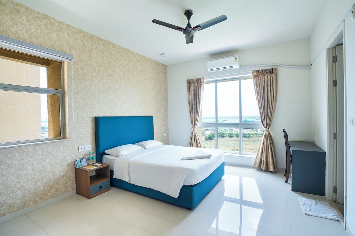 Premium Apartment, 3 Bedrooms | 1 bedroom, desk, laptop workspace, soundproofing