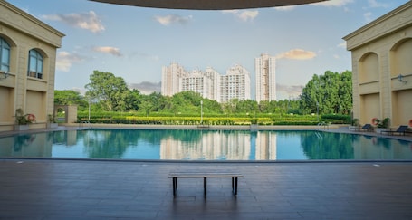 Una piscina al aire libre
