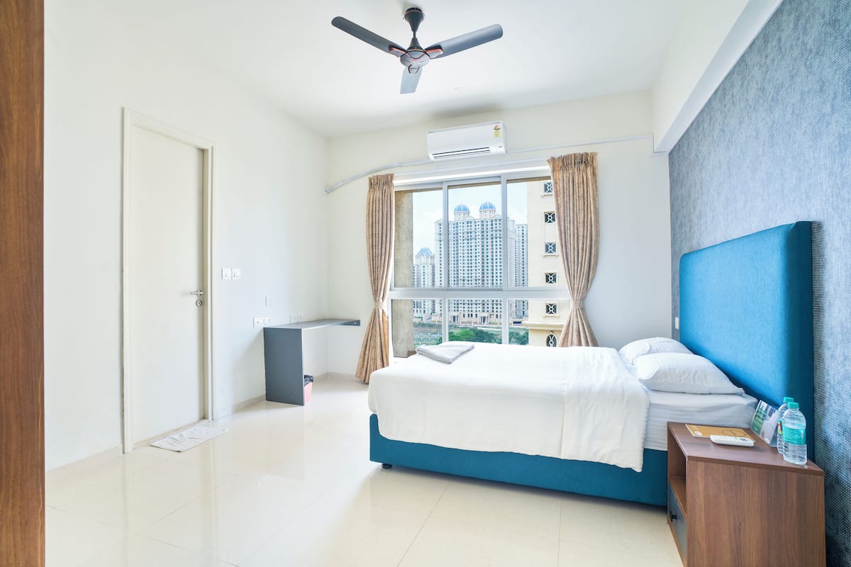 1 bedroom, desk, laptop workspace, soundproofing