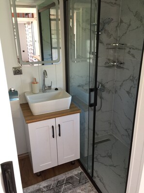 Departamento Confort, 2 habitaciones, para no fumadores, vista al jardín | Baño | Regadera, regadera tipo lluvia, secadora de cabello, bidet 