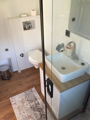 Comfort Apartment, 2 Bedrooms, Non Smoking, Garden View | Bathroom | Shower, rainfall showerhead, hair dryer, bidet
