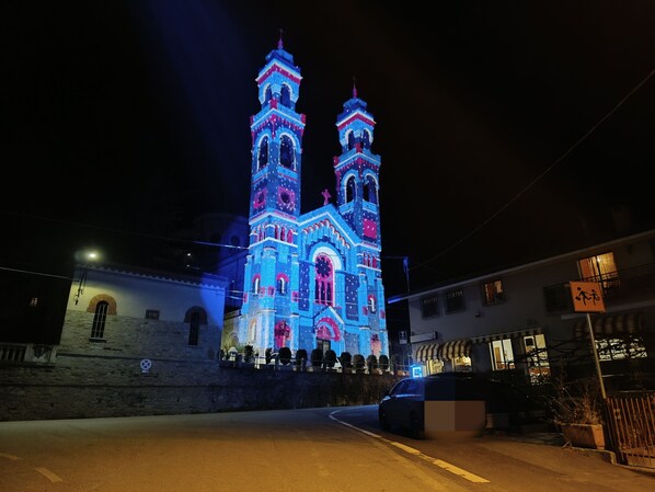 Una iglesia muy iluminada con dos torres y una gran entrada en arco.