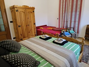 1 dormitorio, escritorio, tabla de planchar con plancha y cuna de viaje