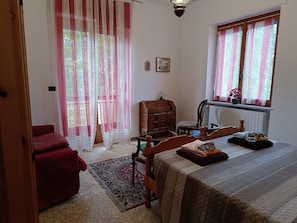 1 chambre, bureau, fer et planche à repasser, lit de bébé portatif