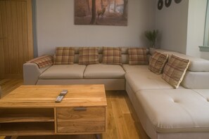 Smart TV - Luxury Super Central Cottage with a Hot Tub/ Gym (Portree)