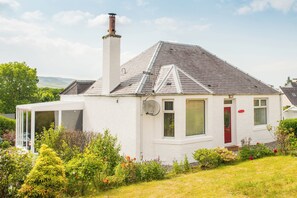 Exterior - Luxury Super Central Cottage with a Hot Tub/ Gym (Portree)