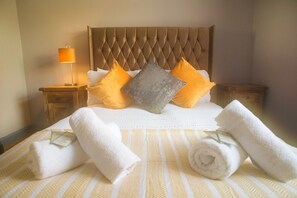 3 chambres, bureau, fer et planche à repasser, lit parapluie