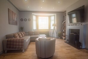 Smart TV - Luxury Super Central Cottage with a Hot Tub/ Gym (Portree)