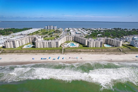 On the beach. Easy Breezy-Oceanfront 1st floor condo in Fun-Filled Summer Winds Resort!