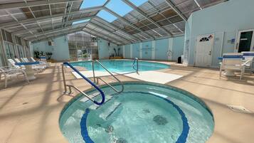 Innendørsbasseng og et oppvarmet basseng