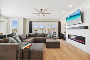 Smart-TV, Kamin, Bücher