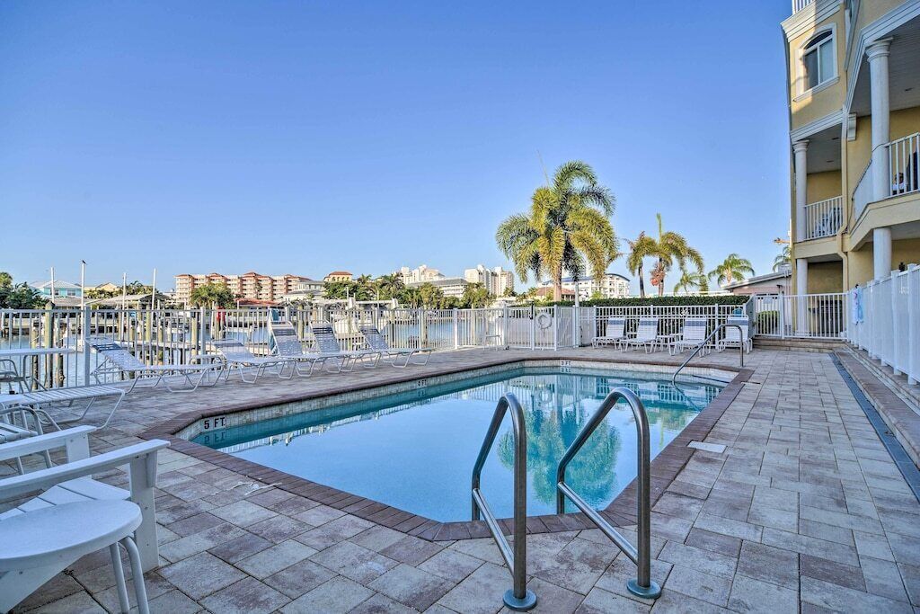 New Luxury Clearwater Beach Retreat w Roof Deck in St. Petersburg