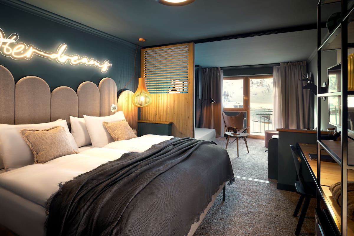 Klassieke vierpersoonskamer (FOR 4) | Een minibar, een bureau, een strijkplank/strijkijzer, babybedden