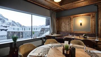 Frühstück und Abendessen, lokale und internationale Küche