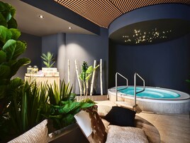 Un sauna, una bañera de hidromasaje, baño turco, masajes deportivos