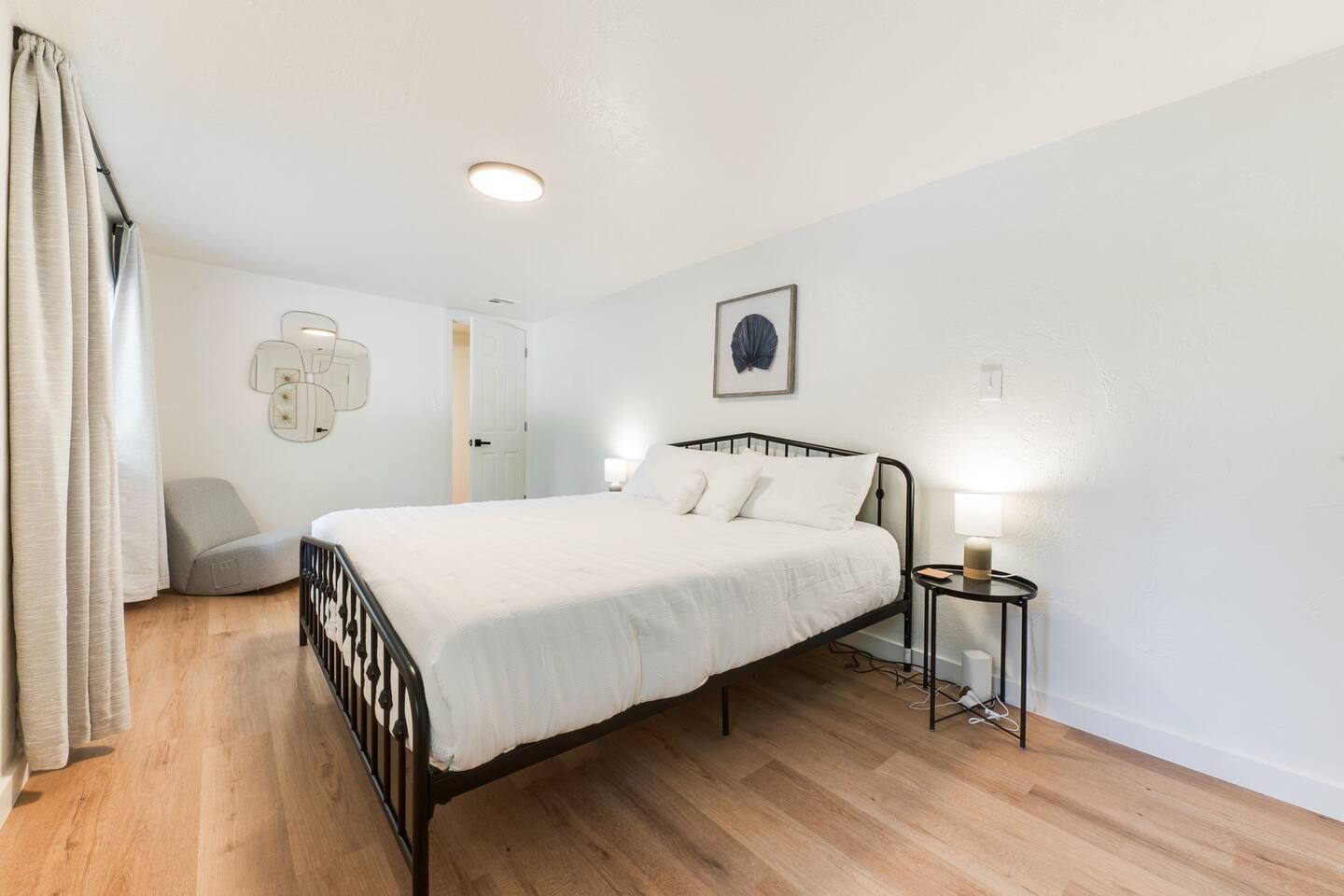 4 slaapkamers, een bureau, een strijkplank/strijkijzer, gratis wifi