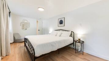 4 slaapkamers, een bureau, een strijkplank/strijkijzer, gratis wifi