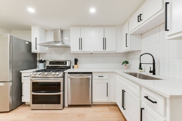 Refrigerador, microondas, horno y parrilla de estufa 