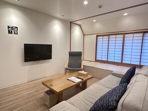 Room 301, Non Smoking | Living area | 40-inch LCD TV with cable channels - shiye house (Osaka)