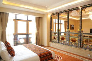 Minibar, caja de seguridad en la habitación y decoración personalizada 