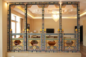 Signature Suite | Minibar, in-room safe, individually decorated, individually furnished - Hotel Kaachi Grand (Paro)