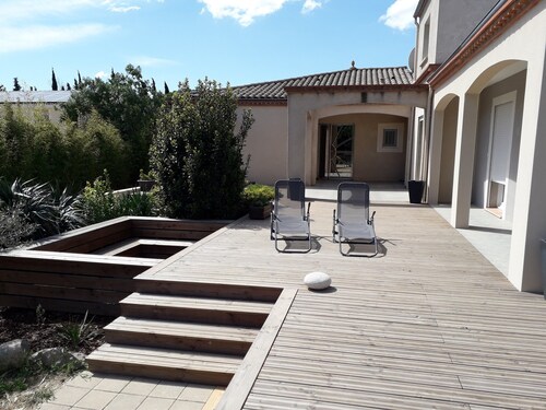 House between sea, pool and garrigue