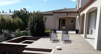 House between sea, pool and garrigue