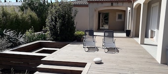 House between sea, pool and garrigue