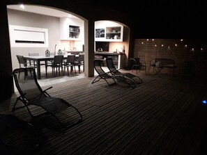 Outdoor dining - House between sea, pool and garrigue (Cuxac-d'Aude)