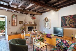 Vil·la | Sala d'estar | Televisor de 32 polzades amb canals per satèl·lit i llar de foc 