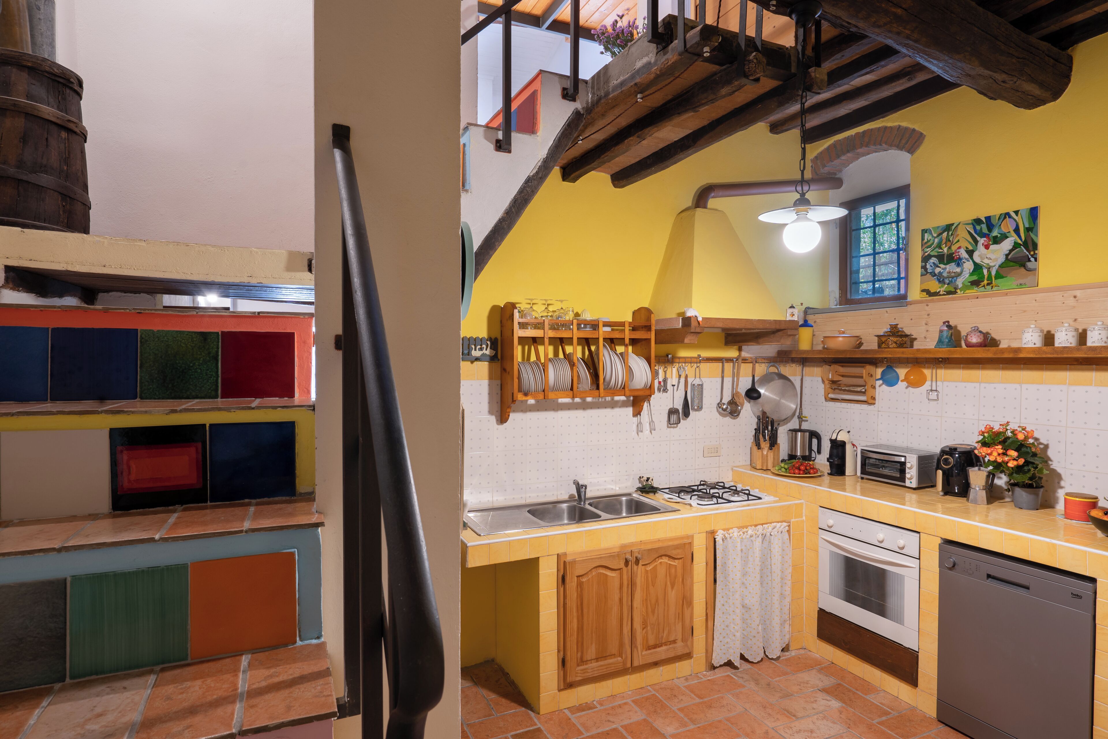 Una cucina con mobili in legno, un fornello a gas, una lavastoviglie e una finestra vista.