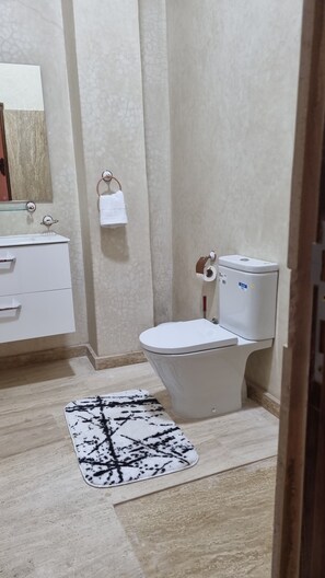 Suite junior, varias camas | Baño | Secadora de cabello 