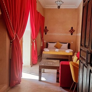 Decoración personalizada, escritorio, wifi gratis y ropa de cama 