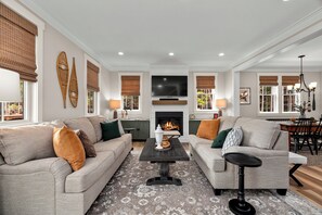 Smart TV, chimenea, libros