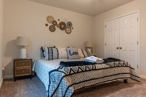 2 bedrooms, iron/ironing board, free WiFi, bed sheets - Near Atrium & town, King/Queen/Pullout, NO stairs (Lincolnton)