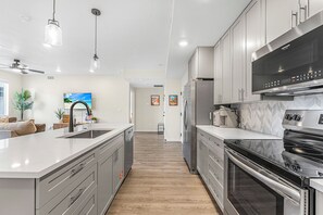 Kühlschrank, Mikrowelle, Ofen, Herdplatte