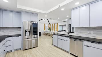 Fridge, microwave, stovetop, dishwasher